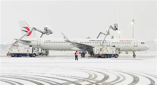 中国东航设备员工迎雪而上，“守护”机坪特种车辆服务“平安春运”