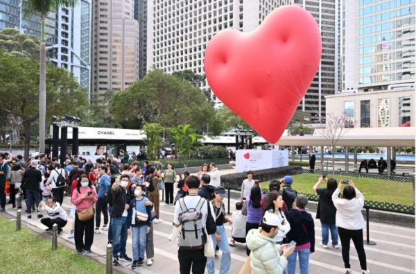  香港国际文艺盛事一浪接一浪，巨型红心打响第一炮 