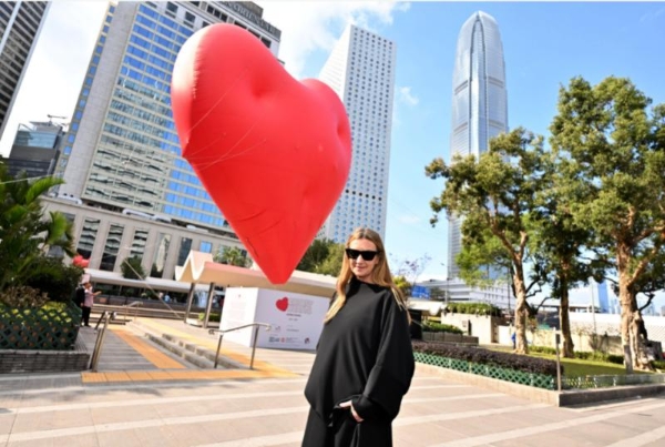  香港国际文艺盛事一浪接一浪，巨型红心打响第一炮 