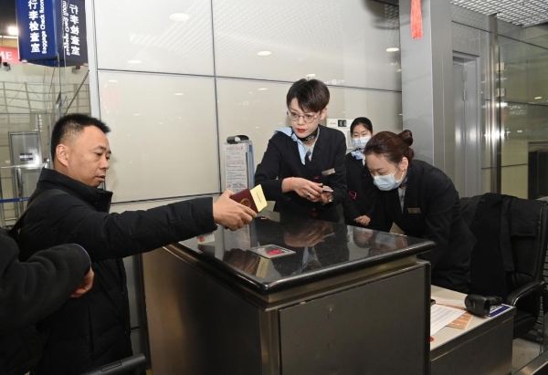 【新春走基层】春运高峰临近，东航地服浦东旅客服务中心：日均保障8.5万旅客，辛勤服务繁忙春运