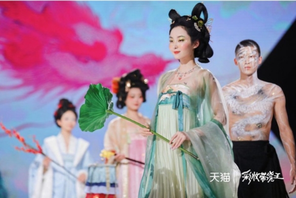 《彩妆带货王》成团夜,十大美妆主播成功登上王座!