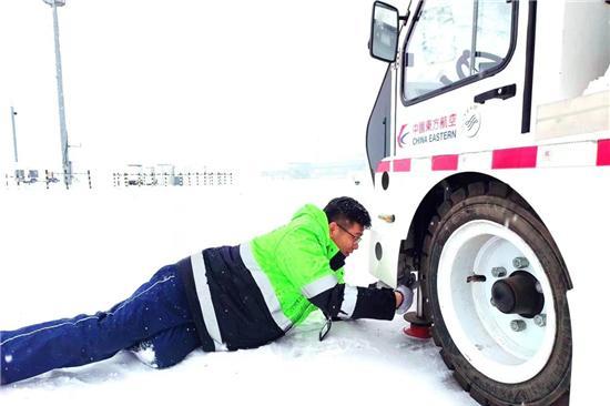 中国东航设备员工迎雪而上，“守护”机坪特种车辆服务“平安春运”