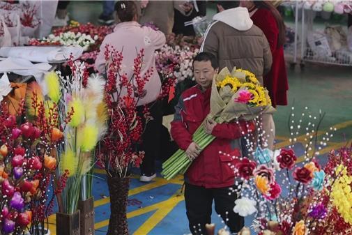 京东小哥被称“人间丘比特”：半月发400万枝花 最高每天寄2万单