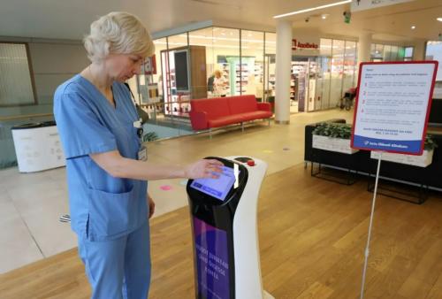 塔尔图大学诊所迎来普渡机器人：为患者引路，缔造温馨就医体验