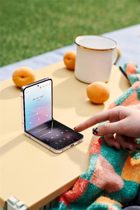 外观设计与内在功能的完美连通 三星Galaxy Z Flip5展全能实力
