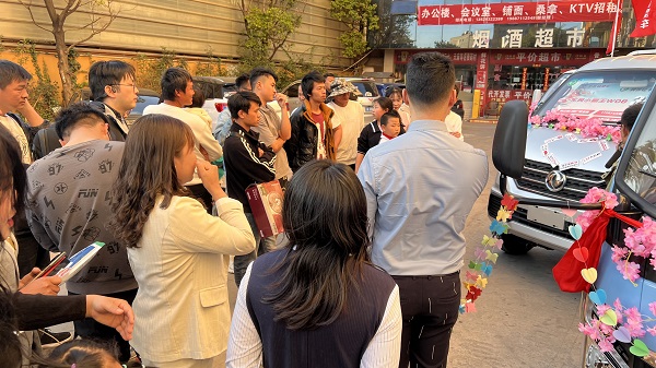 缘自花始，妇女节让客户有花收，更有车选