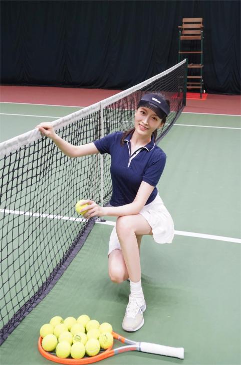 “网球女神”朱梓橦健身球场穿搭，172身高大长腿，时尚与运动融合