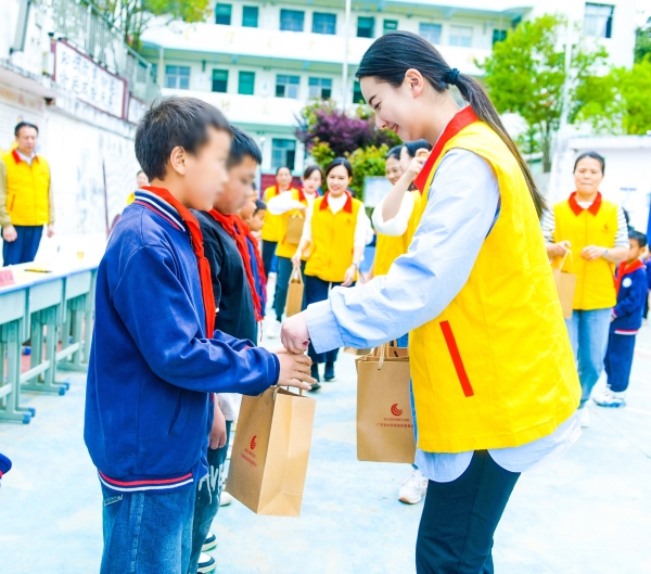 建校助学丨贵州兴义两所学校改造完成正式揭牌，粤黔携手，为孩子们照亮希望之路！