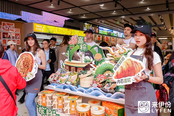 开业首日“人从众”！来伊份LABmini打造零食界新地标