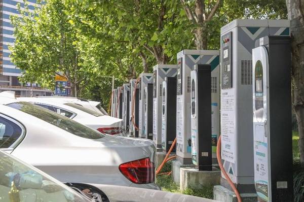 小充很忙新能源汽车充电站：创新型解决方案破解行业困境 