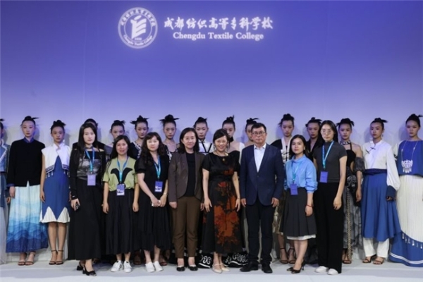 成都纺织高等专科学校服装学院毕业设计作品亮相2024中国国际大学生时装周