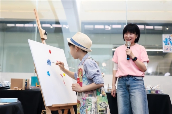 “打”造艺术的魔法：佳能炫飞CP1500携手UCCA Kids，释放孩子心中的艺术家