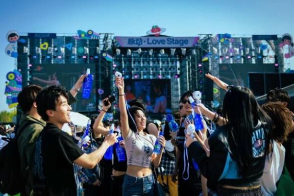 杭州草莓音乐节火爆开唱，脉动与年轻人站在一起读懂他们的热爱