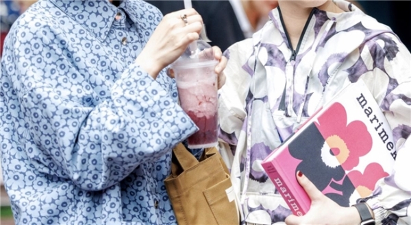 喜茶联名芬兰品牌Marimekko，推出“喜悦生花”限定茶饮及印花周边