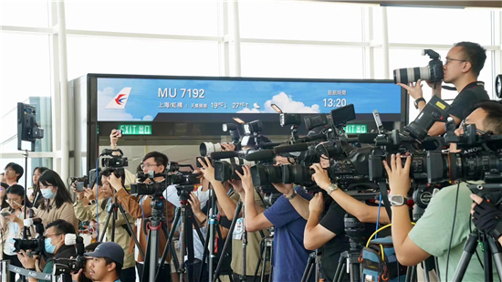 东航C919首次执飞地区商业航线 承运120名香港大学生抵沪