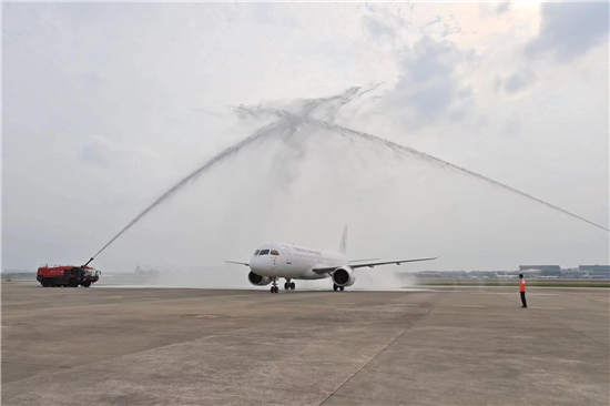 东航C919首次执飞地区商业航线 承运120名香港大学生抵沪
