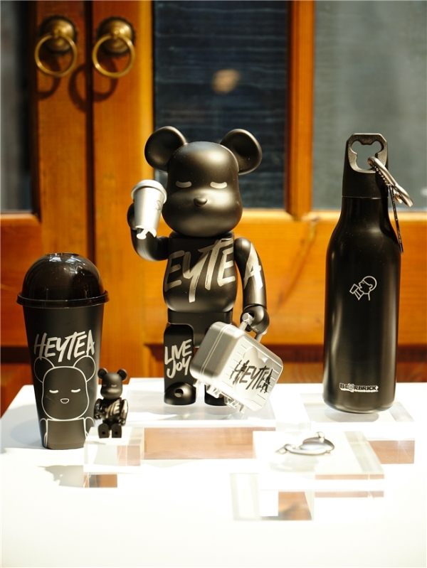 BE@RBRICK WORLD WIDE TOUR 3上海开展，喜茶多家门店深度“黑化”开启联动