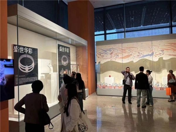 文脉绵延 “花开敦煌——常沙娜从艺八十年艺术与设计展”在京开幕