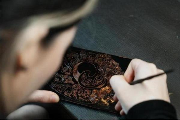黔道联名铜版画艺术家洪诗雅，促进白酒与艺术的融合