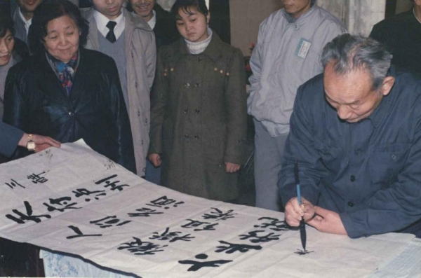 泸州老窖：秦含章先生酒诗里的“浓香传奇”丨『跟着泰斗品名酒』