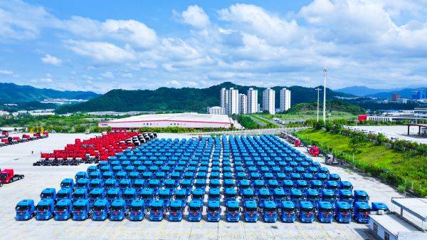 400台东风天龙旗舰KX智能重卡交付，东风商用车加速智慧物流进程