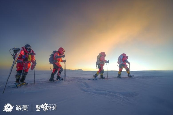  7546米！中国第一支青少年登山队-游美青少年登山队登顶慕士塔格峰