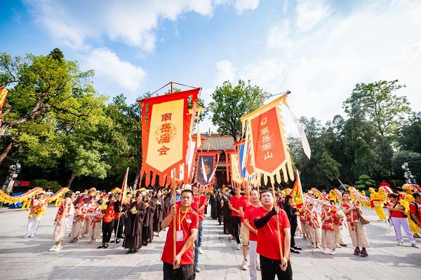  9月14日，南岳里·庙会民俗美食街正式开街，开启南岳文旅夜游新篇章！