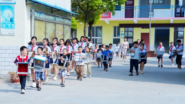 2024日丰品牌月行动教师节诚挚献礼，赴河南南阳胡仟营小学公益助学