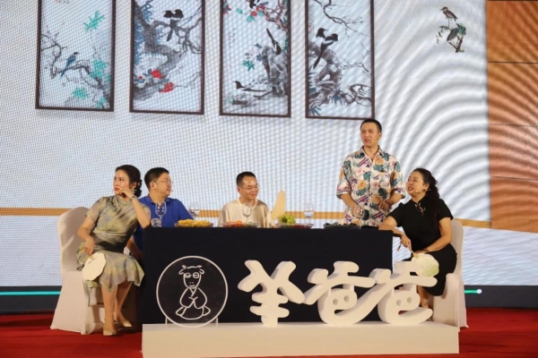 参加10周年庆典，却一不小心穿越到了古代中医集市