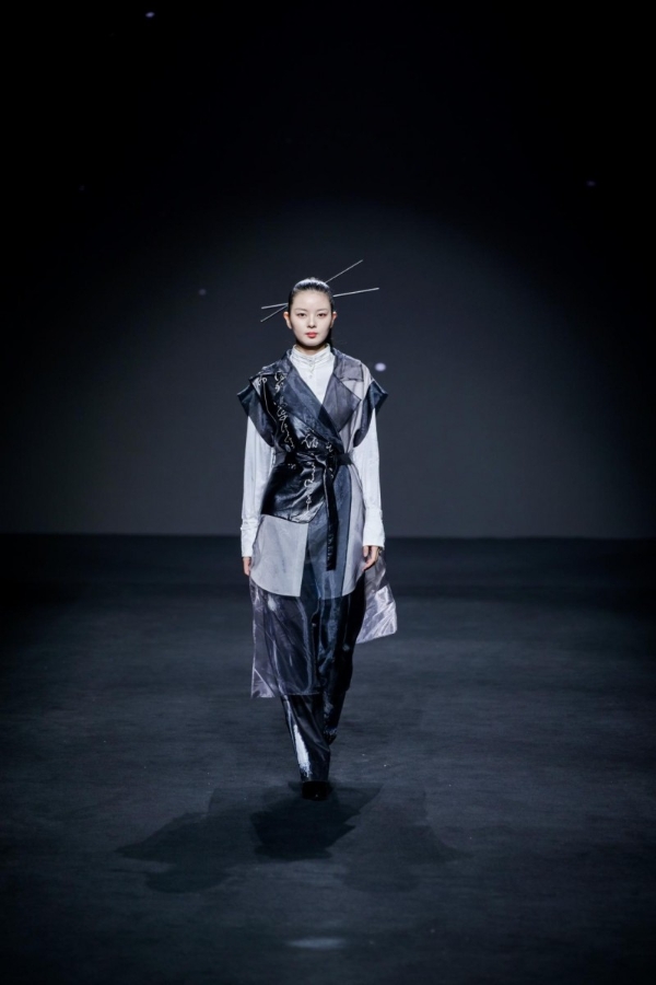“设计风云”再起海宁 时尚高地群雄逐鹿 2024年度中国皮革行业十佳设计师揭晓_TOM资讯