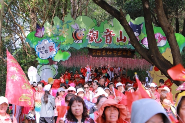 许福愿，赏美景！重阳节老年游客东莞观音山上享天伦之乐