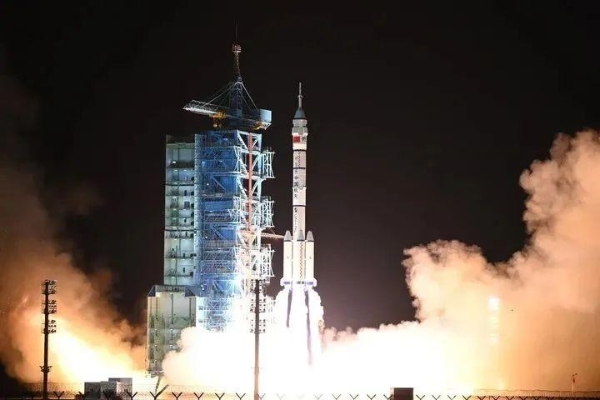 热烈祝贺神舟十九号发射成功！宜品乳业相伴中国航天，与梦同航！