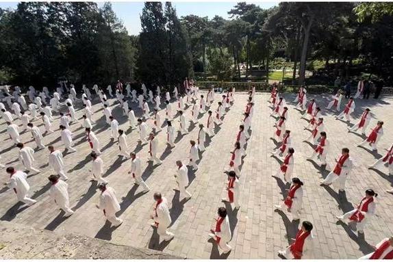 “孝满京城 德润人心”第三十七届北京八大处重阳游山会隆重开幕