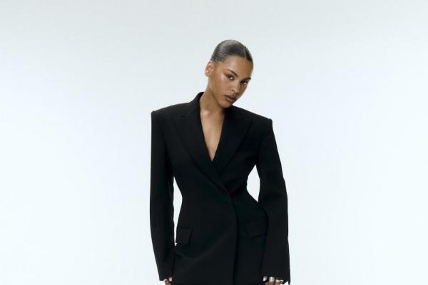 SPORTMAX 2024 秋冬 KLEPSYDRA 系列：四位精英女性的时间故事