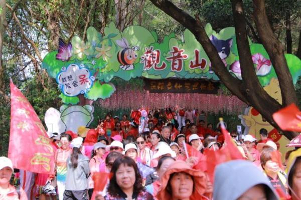 许福愿，赏美景！重阳节老年游客东莞观音山上享天伦之乐