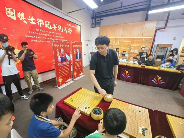 少年刘元远受邀挑战世界冠军，展现围棋新生力量