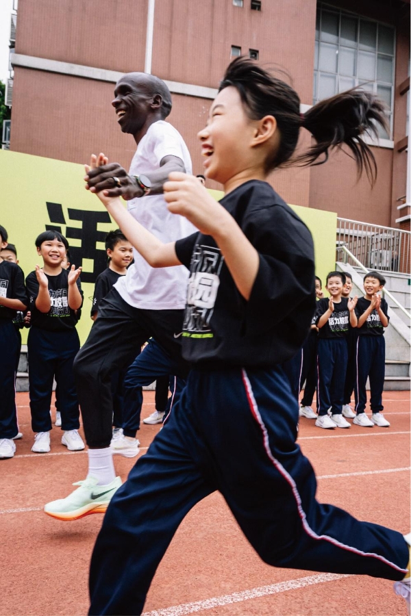 耐克携手“马拉松之王”基普乔格现身广州“活力校园”学校，助力学生们越跑越快