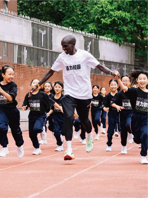 耐克携手“马拉松之王”基普乔格现身广州“活力校园”学校，助力学生们越跑越快