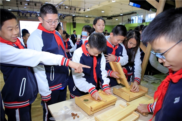 杏坛飘溢本草香，青春赓续岐黄魂 北京同仁堂中医药文化节走进十四中学