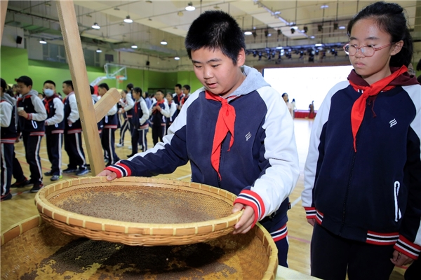 杏坛飘溢本草香，青春赓续岐黄魂 北京同仁堂中医药文化节走进十四中学