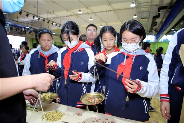 杏坛飘溢本草香，青春赓续岐黄魂 北京同仁堂中医药文化节走进十四中学