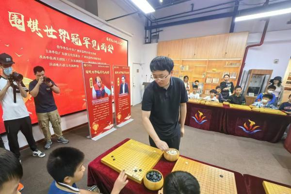 少年刘元远受邀挑战世界冠军，展现围棋新生力量