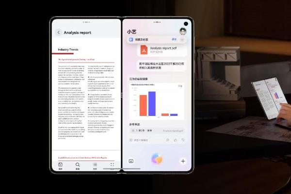 HUAWEI Mate X6支持小艺分屏文档助手，专业文档处理问问小艺