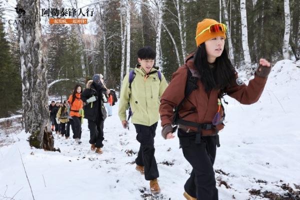  一起发疯，一起冲锋！骆驼“锋人”勇闯阿勒泰