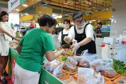  万得厨AIChef菜场 “出摊”，智能烹饪挑战广州街坊味蕾