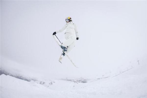 Passion！FACTION x 谷爱凌龙影限定款滑雪板，热血滑不停！