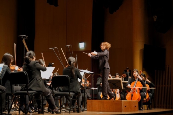 旅美钢琴青年廖偲婕： 首次执棒韩国大邱城市青年交响乐团，闪耀国际舞台 