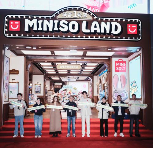 MINISO LAND成都壹号店开业，携手代言人陈飞宇见证品牌焕新