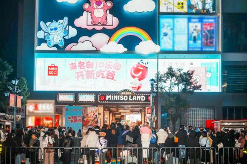 MINISO LAND成都壹号店开业，携手代言人陈飞宇见证品牌焕新