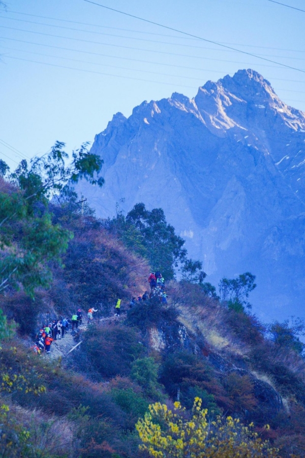 首届香格里拉虎跳峡山径赛圆满举办，掀起体育旅游新热潮